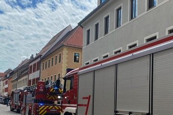 Mikrowelle löst falschen Alarm aus - Ein Großaufgebot an Feuerwehren ist am Montagmittag zur Freiberger Burgstraße gerückt. Allerdings handelte es sich um einen Fehlalarm.