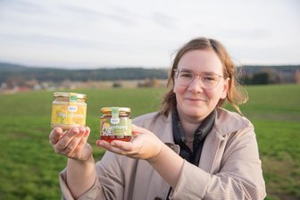 Milch, Öl und jetzt auch Honig: Hofgut aus dem Vogtland wird zur Bio-Marke - Das Hofgut Eichigt stellt jetzt auch Rapshonig und Blütenhonig her. Auf dem Bild zeigt Thea-Helene Gieroska, wie die Produkte in Kürze aussehen könnten.