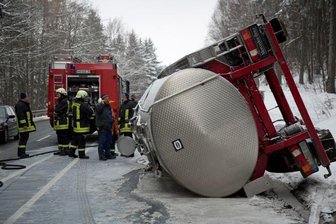 Milchanhänger kippt auf der B95 nahe Gelenau um - Mehr als 8000 Liter Milch liefen aus dem Tank auf die B95.