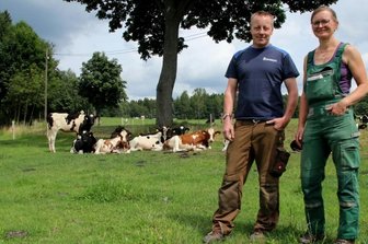 Milchgut Trieb stellt auf Bio um - Die Geschäftsführer des Milchgutes Trieb, Nicole Andermann und Steffen Luderer, bei den Kälbern des Landwirtschaftsbetriebes. 