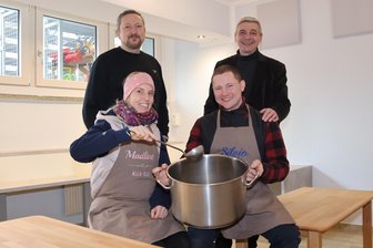 Milchreis-Spende vom Zwickauer Weihnachtsmarkt lässt Kita-Traum von Cafeteria wahr werden - Madline Hauschild und Silvio Stich (vorn) haben für den Zwickauer Kinderhausverein wochenlang den Kochlöffel geschwungen. Nun übergaben sie Ronny Müller (hinten links), Leiter der Kita „Alter Steinweg“, und Vereinsgeschäftsführer Hans-Jürgen Melle ihre Geldspende.
