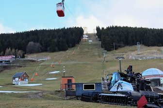 Milde Temperaturen lassen die Wintersportler bibbern - Der Pistenbully steht still: Auf dem Skihang unter der Seilbahn in Oberwiesenthal ist aufgrund des großen Mangels an Schnee derzeit an Wintersport nicht zu denken. Selbst die geschützten Loipen der Skiarena tauen weg. 