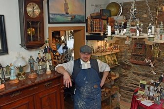 Mildenauer führt nahezu vergessenes Kunsthandwerk fort - Konstantin Brückner führt in fünfter Generation den familiären Massefiguren-Kunstbetrieb Lahl in Mildenau fort. Dabei setzt er das ganz selten gewordene Handwerk in der nahezu originalen Kulisse von 1860 fort. 