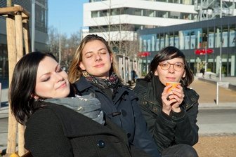 Die Referendarinnen Elisa Windisch, Diana Irmisch und Kerstin Fischer genießen während einer Pause die Sonne in Chemnitz.