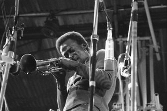 Miles Davis wäre 100 geworden: Der Mann, der den Jazz immer wieder neu erfand - Miles Davis beim berühmten Isle of Wight Festival am 29. August 1970. Schätzungen zufolge besuchten zwischen 600.000 und 700.000 Menschen das Festival.