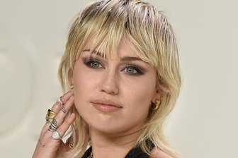 Sängerin Miley Cyrus rechnet in ihrem neuen Song "Flowers" mit ihrem Ex-Mann Liam Hemsworth ab. Er soll sie während der Ehe mehrfach betrogen haben.