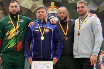 Militär-WM der Ringer: Markneukirchens Neuzugang wird neuer Champion und besiegt Germania-Schwergewicht - Für Franz Richter (rechts) blieb Bronze, Sieger Elias Kousmanen aus Finnland (Zweiter von links) kämpft nächste Saison für Markneukirchen.