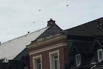 Militärhubschrauber fliegen in Formation über der Stadt - Hubschrauber in Formation waren zuletzt auch über den Dächern der Lutherstraße zu sehen. 