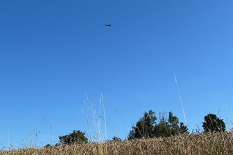Militärhubschrauber plötzlich über dem Vogtland: Das war der Grund - Einer der Hubschrauber am Ortsrand von Bösenbrunn.