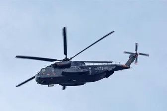 Militärhubschrauber über Burgstädt rufen bei Burgstädter Kriegserinnerungen wach - Im Juli war ein großer Militärhubschrauber in geringer Höhe über St. Egidien geflogen, ähnlich wie jetzt in Burgstädt.