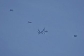 Militärlärm: US Air Force mit Tankflugzeug und vier Kampfjets über Zwickau - Flugzeugbetankung über Zwickau: Vier Kampfflugzeuge und eine Boeing Typ Stratotanker der US Air Force
