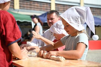 Milkauer feiern ihr Dorffest - Teig wurde zu Brezeln oder kleinen Broten geformt.