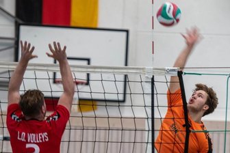 Milkauer mit Start nach Maß - Ihn kennt man eigentlich im Boot auf dem Wasser: Moritz Mai (r.) feierte als Kanute mit der SG Lauenhain schon viele Erfolge. Nun zählt er zum Kader der Milkauer Bezirksliga-Volleyballer.