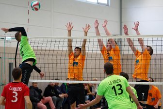 Milkauer Volleyballchef zum Heimspieltag: „Pflicht erfüllt, aber Kür misslungen“ - Der Milkauer Dreier-Block, wie hier mit mit Sascha Heller, Rick Schlömilch und Karsten Mauksch (v. l.) funktionierte am Samstag nur im ersten Spiel.