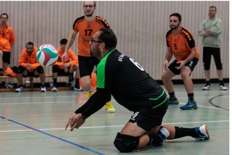 Milkauer Volleyballer beim Heimspieltag mit Sieg und Niederlage - Denny Jonies in ungewohnter Rolle: Der Spielertrainer half am Wochenende als Libero bei Union aus.