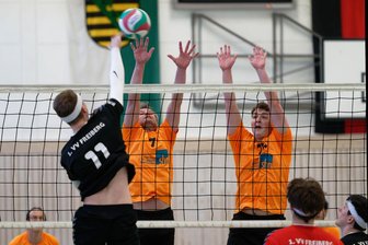 Milkauer Volleyballer bezwingen beim Heimspieltag den VV DJK Colditz - Die Milkauer Volleyballer, hier mit Karsten Mauksch und Rick Schlömilch (r.), beim Block, verbuchten einen Sieg am Samstag.