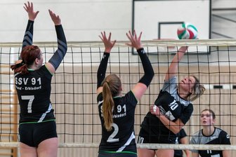 Milkauer Volleyballerinnen bleiben bei Heimspieltag ohne Punkte - Adeline Helbig, hier im Angriff, und die Milkauer Frauen kämpfen verbissen um jeden Punkt beim Heimspieltag. Am Ende setzte es gegen Brand-Erbisdorf und Schöneck allerdings zwei Niederlagen.