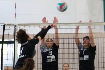 Milkauer Volleyballerinnen schaffen nur Teilerfolg - Gegen Freiberg konnten die Union-Damen um Rosi May (M.) und Melanie Schönfeld (r.) einen klaren Sieg einfahren, im zweiten Spiel schrammten sie zweimal knapp an einem Satzgewinn vorbei, sodass es am Ende doch deutlich wurde.