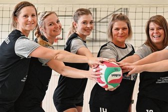 Milkauerinnen freuen sich auf ihre Mittagsschicht - 