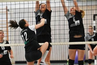 Milkauerinnen zeigen Moral - Erfolgreich geblockt: Die Milkauer Volleyballerinnen mit Melanie Schwalbe und Lisa Vogel (r.) feierten am Wochenende zwei Siege und kletterten in der Bezirksliga auf Platz 5.