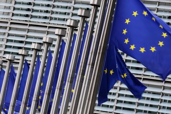 Milliarden-Geldstrafe für Google: Trump tobt, aber die EU muss hart bleiben - Flaggen vor dem EU-Hauptquartier: Die Kommission hat eine hohe Geldbuße gegen Google verhängt.
