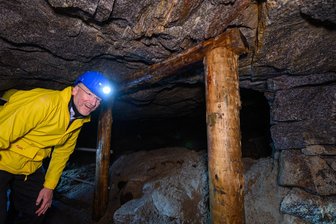 Milliarden-Investition und hunderte neue Jobs: Lithium-Projekt im Osterzgebirge nimmt gigantische Ausmaße an - Armin Müller, Geschäftsführer der Deutschen Lithium GmbH, läuft durch das Besucherbergwerk "Vereinigt Zwitterfeld zu Zinnwald". Das Vorkommen wird auf rund 125 000 Tonnen Lithium geschätzt - und gilt laut sächsischem Oberbergamt als eines der größten Vorkommen in Europa.
