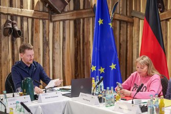 Milliarden-Loch in der Staatskasse: Was Sachsens Landesregierung Wirtschaft, Kultur und Kommunen für 2025/26 verspricht - Sachsens Regierungsspitze, Ministerpräsident Michael Kretschmer (CDU) und seine Stellvertreterin Petra Köpping (SPD) bei der zweitägigen Haushaltsklausur zum Doppelhaushalt 2025/2026 in Roßwein.