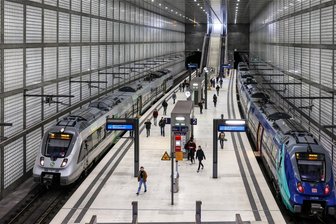 Milliardenprojekt für Leipzig: Bekommt die Stadt einen zweiten Citytunnel? - Zwei S-Bahnen stehen in der Station Wilhelm-Leuschner-Platz im Citytunnel. Am 15. Dezember 2013 ging der Tunnel in Betrieb.