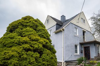 Millimeter-Prozess im Erzgebirge: Großer Zoff um kleinen Balkon für Rentner geht weiter - Der Problem-Balkon in Meinersdorf - das Gericht muss entscheiden.