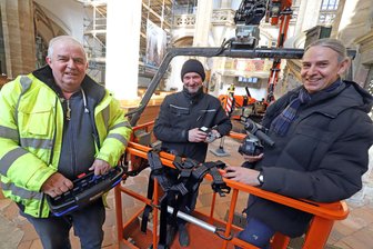 Millimeterarbeit im Gotteshaus: Was macht ein Kran im Dom zu Freiberg? - Mission unterm Dach des Domes: Armin Mentner, Thomas Löther und Thomas Bretschneider (v. l.) machen sich bereit, um emporzusteigen unter das Dach des Freiberger Domes.