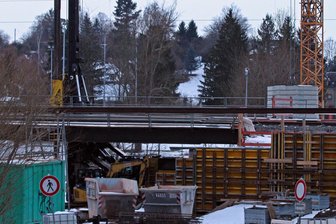 Millimeterarbeit über dem Paradiesbach in Frankenhausen: Neue Bahnbrücke kommt im September - Die Bahnbrücke über den Paradiesbach in Frankenhausen wird in Seitenlage vorgefertigt.