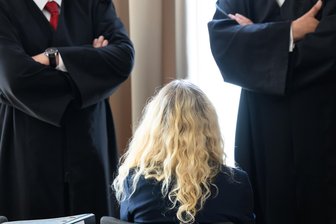 Millionär von Mercedes-Jeep überfahren: Ging es ihm wie Klaus Kleinertz? - Die Witwe des Insolvenzverwalters ist wegen Mordes angeklagt. Nach dem Zusammenprall soll sie extra noch über ihn drübergerollt sein.