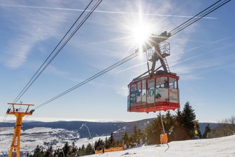 Millionärsfamilie übernimmt komplettes Skigebiet am Fichtelberg - Die Fichtelberg-Schwebebahn GmbH mit Seilbahn, Schleppliften, Personal, Flächen und Firmenvermögen wird verkauft.