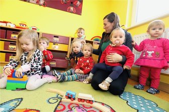 Millionen für Sanierung: Kita-Kinder aus Weißenborn ziehen für ein Jahr nach Berthelsdorf - Erzieherin Claudia Brettschneider spielt mit Krippenkindern im Obergeschoss der Weißenborner Kita. Die Kleinsten der Einrichtung sollen später im Erdgeschoss unterkommen. 