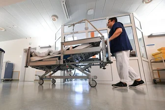 Millionen gestrichen: Das bedeuten Warkens Sparpläne für Sachsens Krankenhäuser - Personalintensiv: Die Behandlung im Krankenhaus.