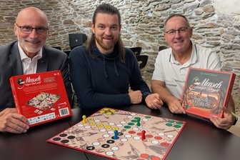 Millionen-Gewinn für Lunzenau und ein Spiel für Freiberg: Fünf gute Nachrichten aus Mittelsachsen - Udo Babatz, Albrecht Holländer und Michel Hirschfeld (v. l.) zeigen hier die Freiberg-Edition von „Mensch ärgere dich nicht“.