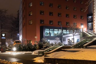 Millionen im Erzgebirge blockiert: Zum dritten Mal fassen Mitglieder des Kreistags drei rechtswidrige Beschlüsse - Kein Weihnachtsfrieden: Am Dienstagabend hat Landrat Rico Anton die Mitglieder des Kreistags im Erzgebirgskreis zu einer Eilsitzung beordert.