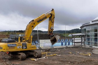 Millionen-Investition für neue Rutschen und Becken: So soll das Freizeitbad Greifensteine umgebaut werden - Nach jahrelanger Vorbereitung des Millionenprojekts sind der Bagger und andere Baufahrzeuge angerückt. 2023 soll alles fertig sein.