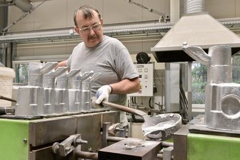 Millionen-Investition im Erzgebirge: Elektrowerkzeug-Hersteller konzentriert Produktion - Jürgen Leistner beim Gießen von Teilen für Bohrmaschinen, die bei der Firma Eibenstock Elektrowerkzeuge hergestellt werden.