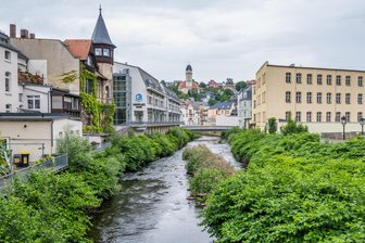 Millionen-Investition im Erzgebirge startet: So rüstet sich diese Stadt gegen das nächste Hochwasser - Zwischen Simmel-Markt und Einmündung des Schwarzwassers in Aue wird jetzt am Hochwasserschutz gebaut.