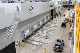 Millionen-Investition im VW-Werk Zwickau: Neue Jobs und weniger Lkw-Fahrten - Zwölf Meter hoch, 92 Meter lang und 180 Tonnen schwer - Volkswagen hat am Mittwoch in seinem Werk in Zwickau-Mosel eine neue XL-Presse in Betrieb genommen.
