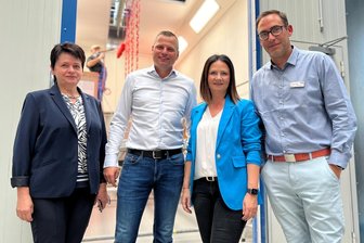 Millionen-Investition in Frankenberg läuft nun im Dauerbetrieb - Im Beisein der beiden CDU-Landtagsabgeordneten Iris Firmenich (l.) und Susan Leithoff nahmen FMA-Inhaber Andreas Schramm und Betriebsleiter Marco Vogel (r.) am Freitag die neue Pulverbeschichtungsanlage offiziell in Betrieb.