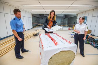 Millionen-Investition in Schneeberg: Hier entsteht Sachsens modernste Schießanlage - Schießtrainer Mathias Melzer, Heike Krenkel, die Niederlassungsleiterin der SIB Zwickau, und Marika Schwanitz, die Leiterin der Polizeifachschule, überzeugen sich in der Schießanlage vom Baufortschritt.