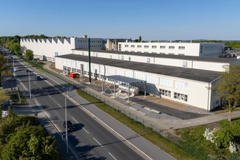 Millionen-Investition: Münchner Unternehmen will in Plauen aus Kunststoff Rohöl herstellen - Plamag-Gelände im Norden von Plauen: In der sogenannten Halle 7 (vorn) hat das Münchner Unternehmen Tubis AG für 15 Millionen Euro eine Pilotanlage zur Herstellung von Rohöl installiert.