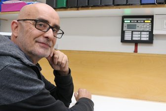 Millionen-Investition und nach fünf Jahren Bauzeit: Dieses Seniorenzentrum im Erzgebirge hat jetzt modernen Brandschutz - Olaf Böhm sitzt vor einem unscheinbaren Stück Brandschutz: Einem Display, das im Brandfall anzeigt, wo Gefahr droht.