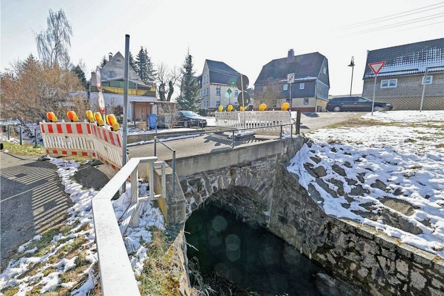 Millionen-Minus und Bauboom in Oberlungwitz - Die Natursteinbrücke zwischen Uferweg und Bundesstraße soll saniert werden. 