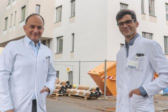 Millionen-Neubau am Klinikum Chemnitz: Kardiologisches Zentrum soll im November in Betrieb gehen - Vorfreude bei den künftigen Hausherren: Chefarzt Prof. Dr. med. habil. Karim Ibrahim und Dr. med. Utz Richter, Leitender Oberarzt, vor dem Neubau des Kardiologischen Zentrums.
