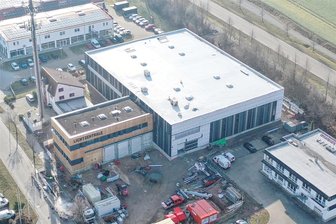 Millionen-Neubau bei Lichtzentrale in Reinsdorf: Fast alles nach Plan - Die neue Logistikhalle samt Büro- und Sozialtrakt fällt im Reinsdorfer Gewerbegebiet ins Auge.