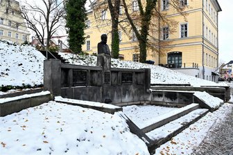 Millionen-Projekte auf der Streichliste: Was sich Hainichen 2024 noch leisten kann - Auf der Streichliste: Der Gellertplatz in Hainichen mit dem Keller-Brunnen. Ende 2023 sollte schon der Umbau mit der Erneuerung der Treppenanlage hin zur Mühlstraße beginnen.