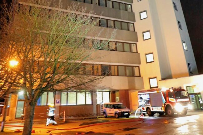 Millionen-Schaden nach Feuer im Chemnitzer Heckert-Hochhaus: Wer hatte alles Zutritt zum Brandort? - In der Nacht auf den 2. Februar 2020 brannte es in der zwölften Etage des Hochhauses. Der Fahrstuhl fiel aus, sodass die Feuerwehrleute ihre Ausrüstung zu Fuß nach oben tragen mussten. 